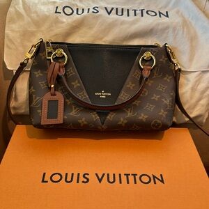 Louis Vuitton Monogram V Tote BB Black